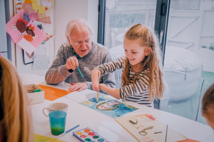 Teilhabe: das Rezept für Senior:innen gegen Einsamkeit im Alter / Ergotherapeut:innen geben Impulse für mehr Teilhabe und ermöglichen Senior:innen aktiver oder bei Aktivitäten dabei zu sein