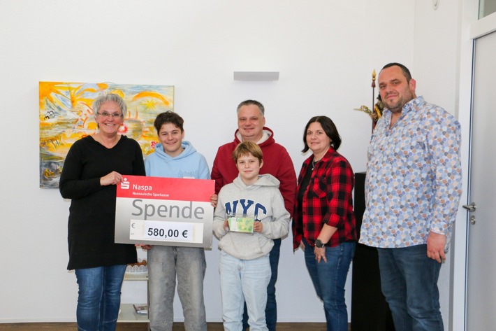 Pressemitteilung: Halloween mit Herz: Familie Buhr spendet 580 Euro an Hospiz St. Thomas