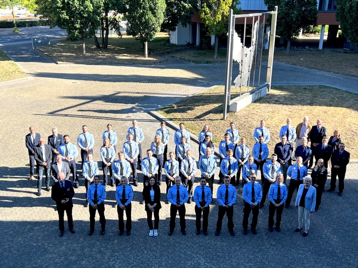POL-MI: Neue Polizistinnen und Polizisten im Kreishaus begrüßt