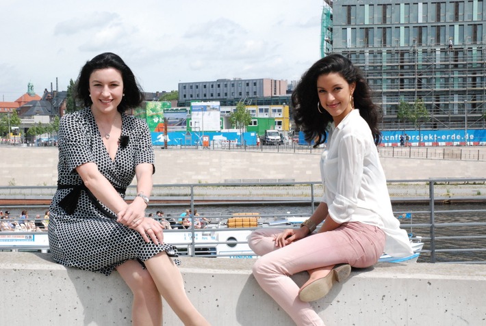 Wahlgespräch bei "Task Force Berlin": Dorothee Bär und Rebecca Mir (BILD)