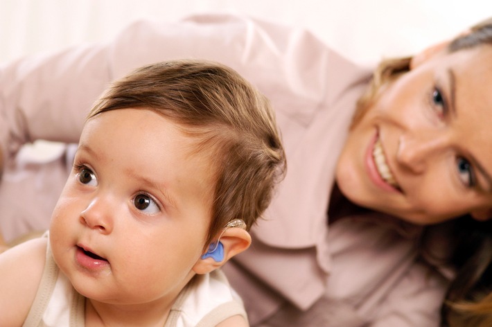 Siemens bietet erstes Hörgerät speziell für Neugeborene an: Prisma 2K - die perfekte Starthilfe für Babys mit Hörschwäche