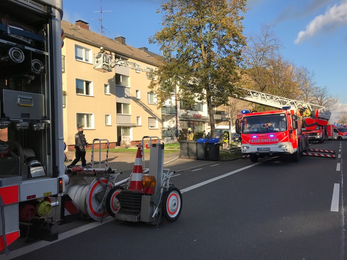FW-BOT: Kellerbrand in Bottrop - Mehrere Personen über Leitern gerettet