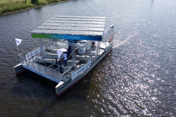 Neue Waffe im Kampf gegen den Plastikmüll / Solarstrom-betriebenes Müllsammelschiff "Circular Explorer" in Hamburg getauft