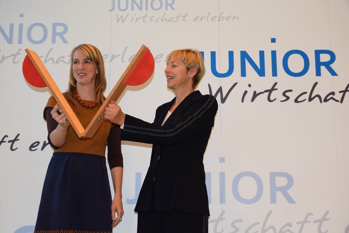 Startschuss für Schülerprojekt "JUNIOR - Wirtschaft erleben" / 1.500 Schüler wollen 100 Firmen in Bayern gründen (FOTO)