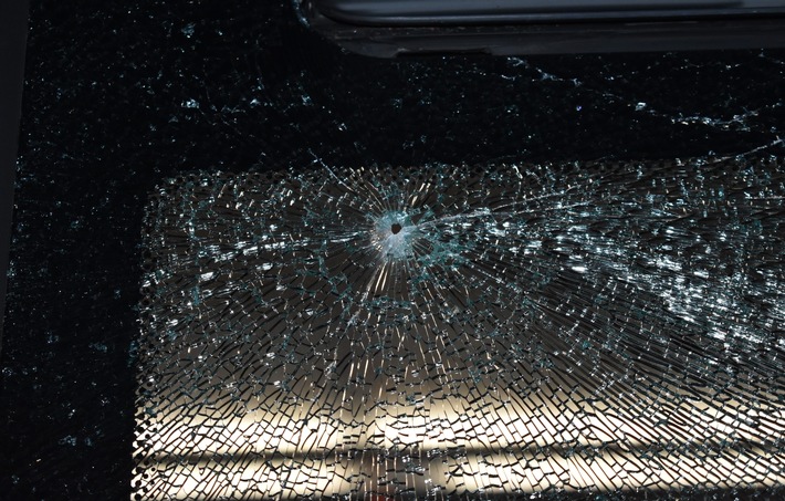 POL-AC: Bus in Herzogenrath durch Schuss beschädigt - Polizei sucht Zeugen