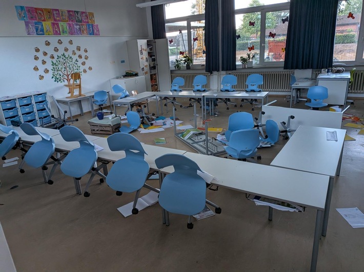 POL-STD: Unbekannte dringen in Horneburger Grundschule ein und verwüsten Klassenraum