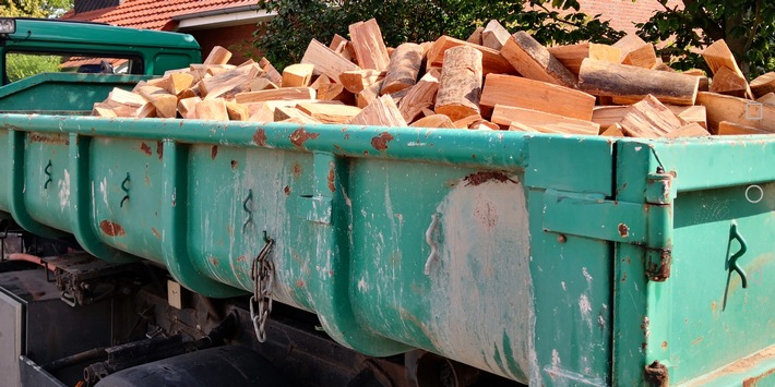 POL-NI: Ungesicherte Holzscheite auf Lkw