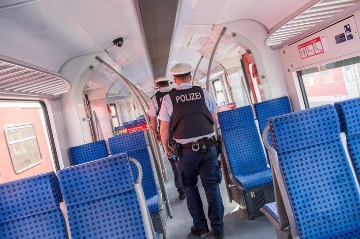BPOL-KS: Ohne Mundschutz im Zug - Mann schubst Frau