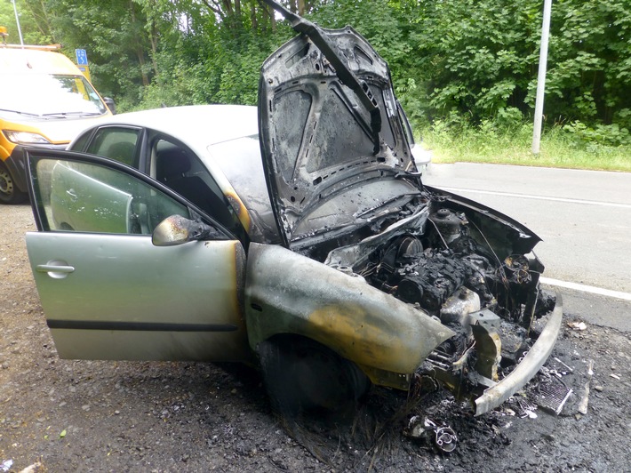 POL-KS: Brennenden Seat Ibiza in Baunatal zurückgelassen: Polizei bittet um Hinweise auf Eigentümer
