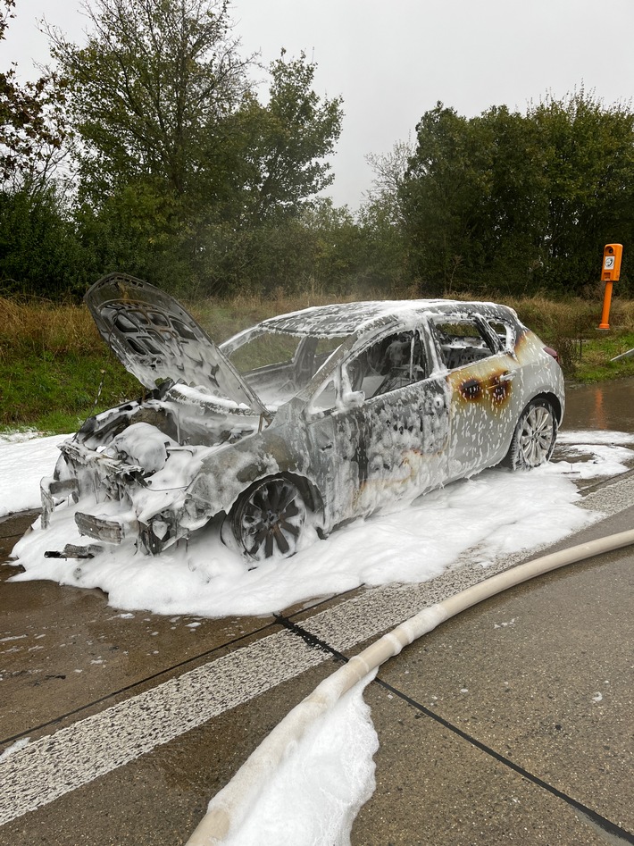 API-TH: Brennender Pkw auf dem Standstreifen