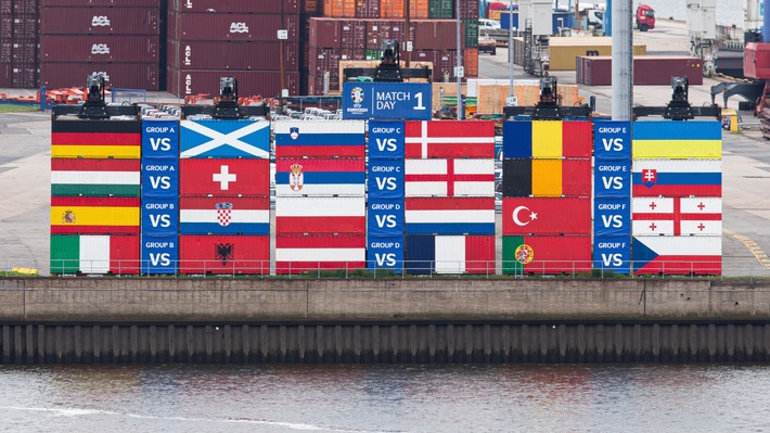 Hamburg im Fußballfieber: Hafen wird erneut zur Kulisse einer spektakulären Container-Installation zum ersten Spieltag der UEFA EURO 2024