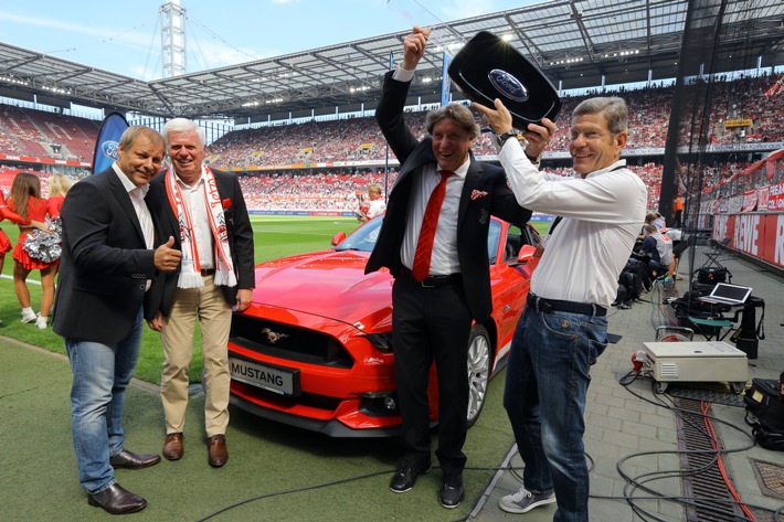 Sportlich auf dem Rasen und sportlich auf der Straße: Ford-Deutschlandchef überreicht Ford Mustang an FC-Präsidium