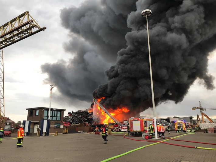 POL-WHV: Brand auf Firmengelände in Wilhelmshaven - Löscharbeiten dauern an - Kein Personenschaden (mit Bild)