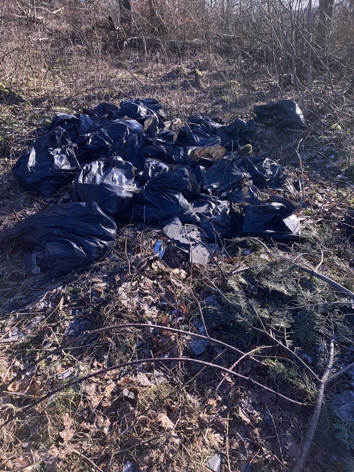 POL-LDK: Müllsäcke abgeladen (Foto) - Zeugensuche + Einbrüche + Betrüger ergaunern über 14.000 Euro + Unfallfluchten