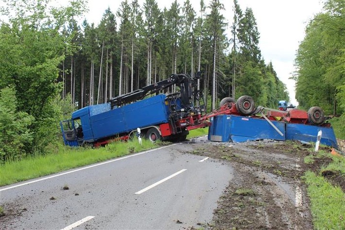 POL-PDNR: Verkehrsunfall mit umgestürztem LKW