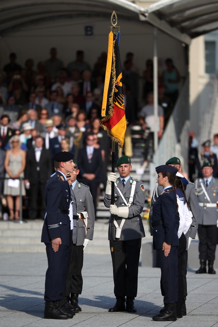 70. Jahrestag der Verkündung des Grundgesetzes
Bundeswehr führt am 23. Mai 2019 öffentliches Gelöbnis auf dem Hambacher Schloss durch