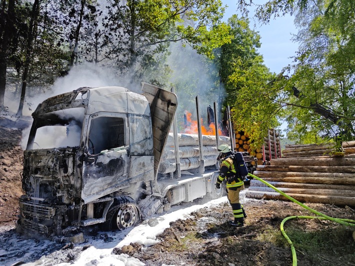 FW-PL: Brennender Holztransporter im Waldgebiet Baddinghagen
