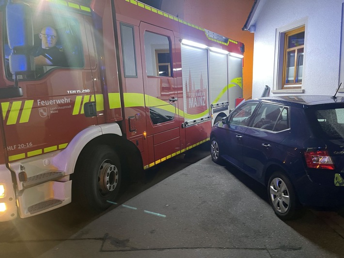 FW Mainz: Feuerwehr Mainz rückt zu Wohnungsbrand in Gonsenheim aus. Falschparker behindern Einsatzkräfte.