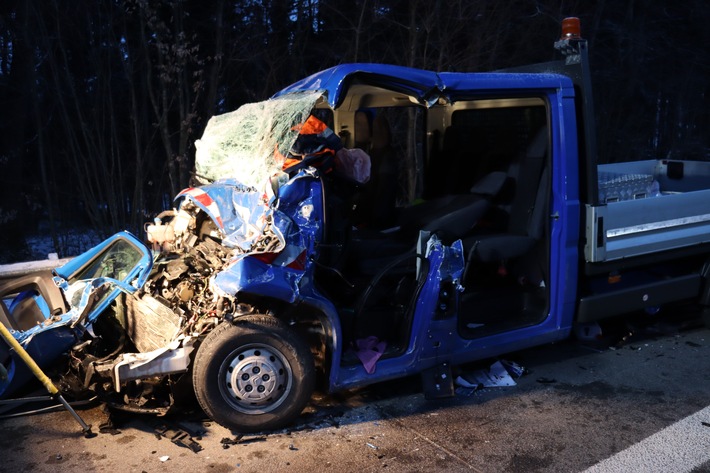 POL-PPTR: Verkehrsunfall mit eingeklemmter, schwerverletzter Person auf der BAB 48 zwischen Abfahrt Ulmen und AD Vulkaneifel/ UP-Date sowie Zeugenaufruf