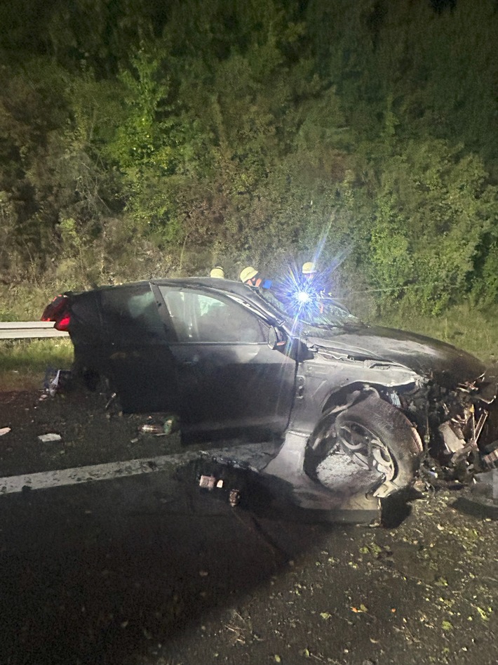 FW Pforzheim: Schwerer Verkehrsunfall auf der BAB 8