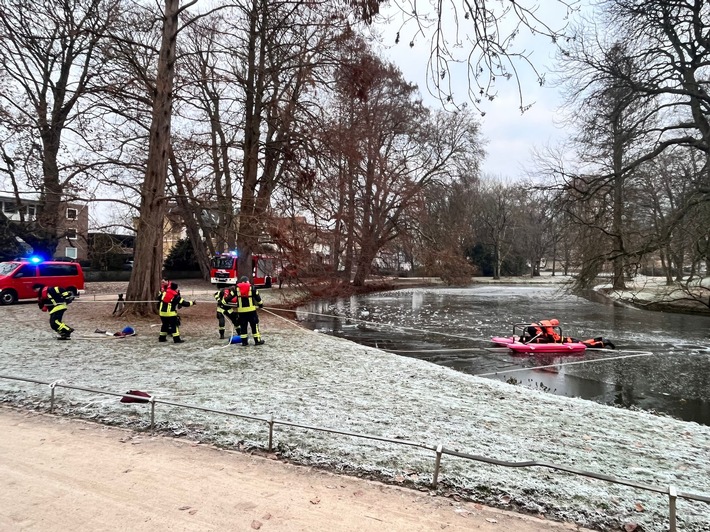 FW Celle: Feuerwehr warnt vor dem Betreten von Eisflächen - Eisretter der Feuerwehr Celle einsatzbereit!
