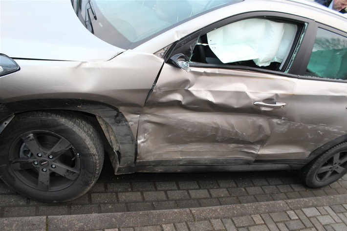 POL-PDMT: Verkehrsunfall mit verletztem Pkw-Fahrer