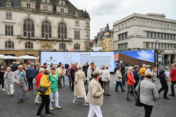 Der Burgenlandkreis live und in Farbe - auf der Sachsen-Anhalt LED-Wand