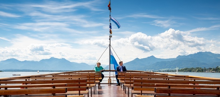 Platz 1 bei den dpa-Bildern des Jahres 2020 in der Kategorie News für Peter Kneffel. Motiv: Markus Söder (CSU), Ministerpräsident von Bayern, und Bundeskanzlerin Angela Merkel (CDU) fahren gemeinsam mit einem Schiff der Chiemsee-Schifffahrt auf die Insel Herrenchiemsee. Dort findet die bayerische Kabinettssitzung in der Spiegelgalerie des Neuen Schlosses statt, an der Angela Merkel teilnimmt. Honorarfreie Verwendung nur in Verbindung mit Berichterstattung über die dpa-Bilder des Jahres. Foto: dpa / Peter Kneffel / Weiterer Text über ots und www.presseportal.de/nr/8218 / Die Verwendung dieses Bildes ist für redaktionelle Zwecke unter Beachtung ggf. genannter Nutzungsbedingungen honorarfrei. Veröffentlichung bitte mit Bildrechte-Hinweis.