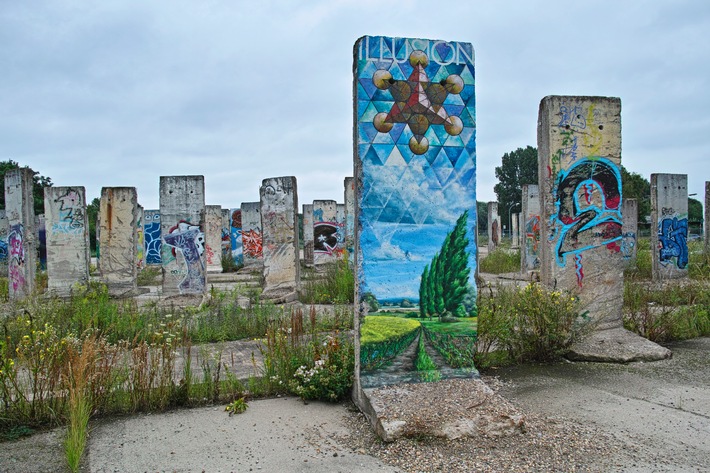 Die Berliner Mauer zum Bemalen  - Auch 25 Jahre nach dem Fall gibt es noch einige Originalteile