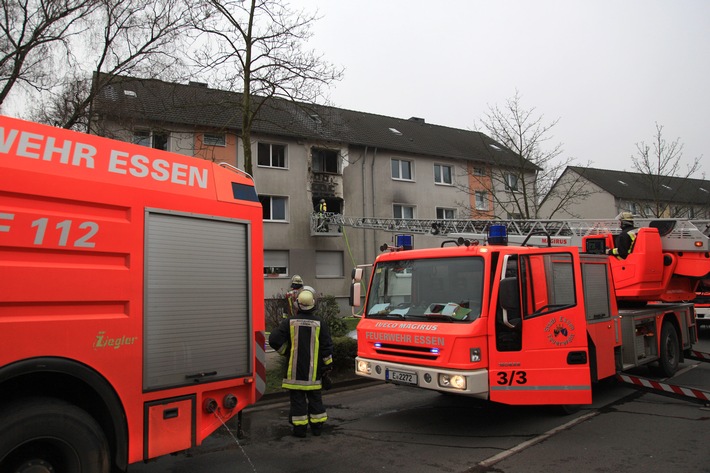 FW-E: Wohnungsbrand in Essen-Vogelheim, 28jähriger Mann verletzt, Hund tot