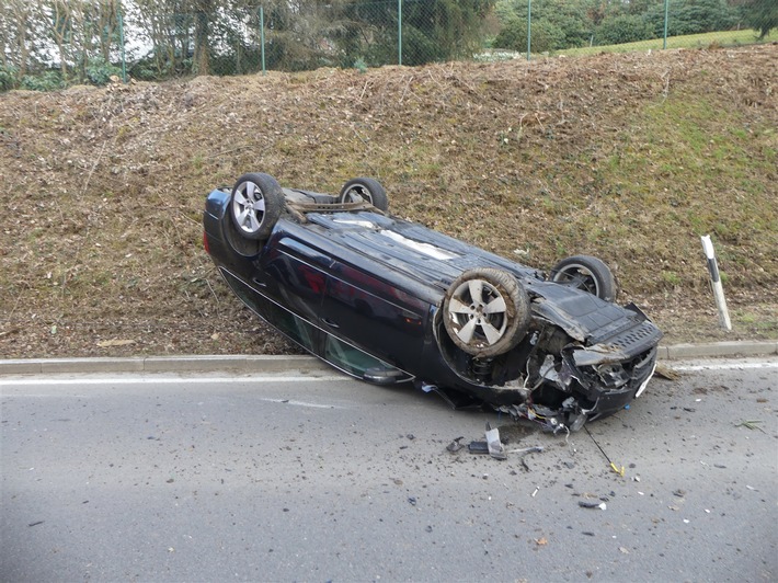 POL-GM: Auto überschlägt sich - Fahrerin schwer verletzt