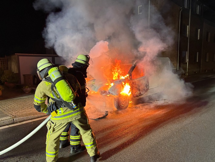 FW Moers: Brennender Kleintransporter in Moers-Scherpenberg