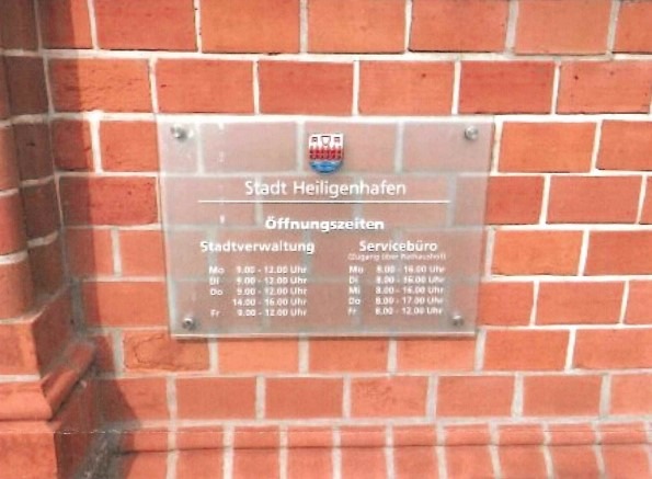 POL-HL: OH-Heiligenhafen / Unbekannte entwenden Objektschilder des Heiligenhafener Rathauses
