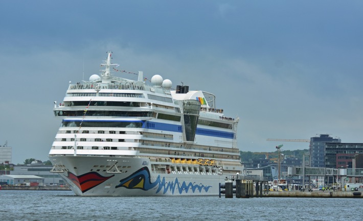 AIDA Cruises eröffnet Kreuzfahrtsaison in Deutschland / Am Samstagabend, 22. Mai 2021, hieß es in Kiel &quot;Leinen los!&quot; für AIDAsol zur ersten Kreuzfahrt des Jahres ab einem deutschen Hafen