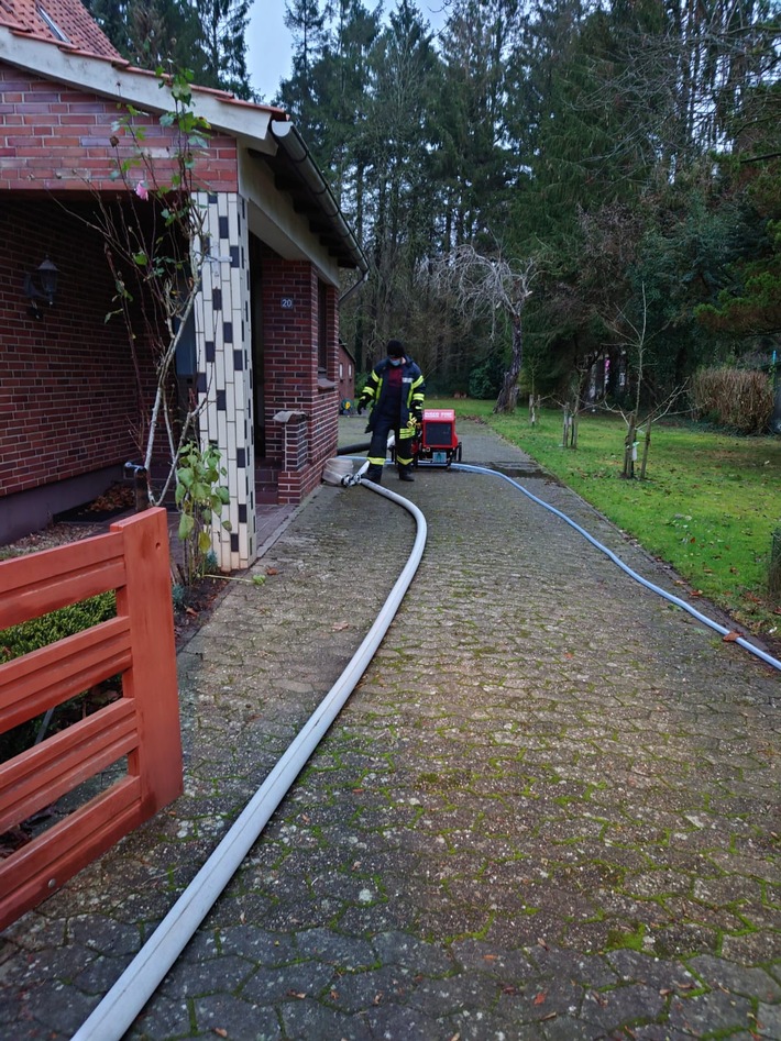 FFW Schiffdorf: Feuerwehr pumpt Keller aus