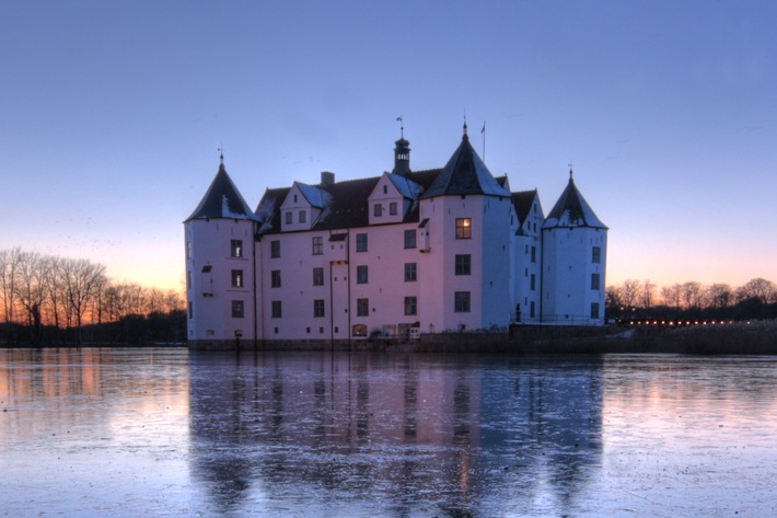 Deutsche Marine - Pressemeldung/ Pressetermin: "Sagenhaftes" Benefizkonzert im Glücksburger Schloss