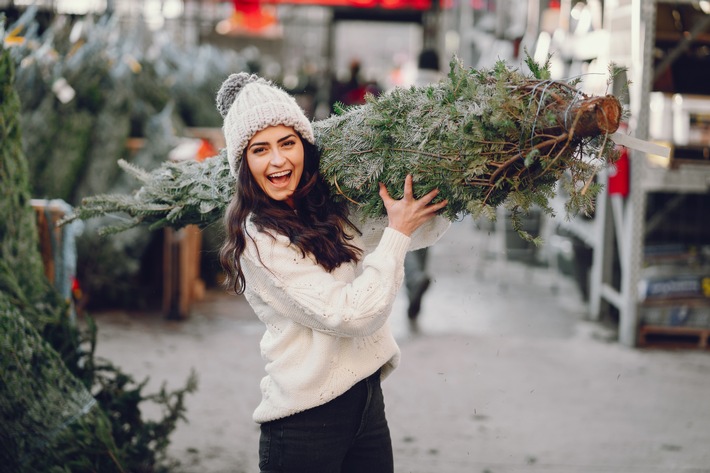 Echter Baum statt Plastik: Faktencheck zur Nachhaltigkeit / Warum der natürliche Weihnachtsbaum die klimafreundlichere Wahl ist
