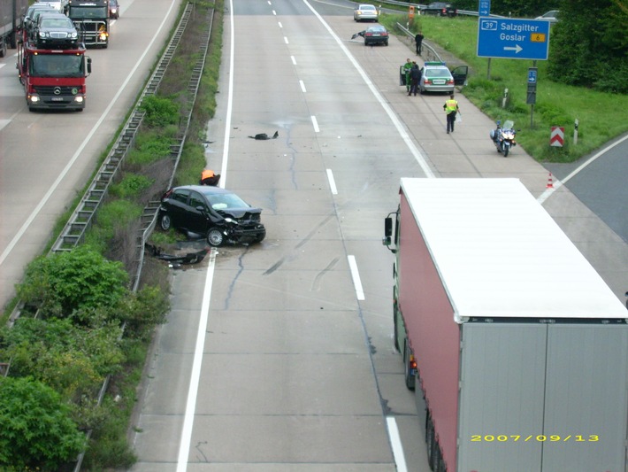 POL-HI: Schwerer Unfall auf der BAB 7 mit vier beteiligten Fahrzeugen und einem Sattelzug
