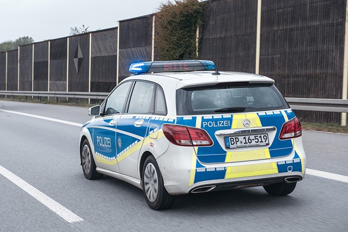 Bundespolizeidirektion München: Schleuser setzen Migranten in Untertraubenbach ab - Zeugen gesucht