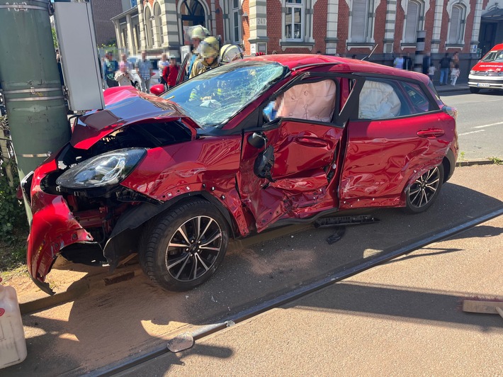POL-DU: Alt-Hamborn: Auto kollidiert mit Straßenbahn - Mehrere Verletzte, Schaulustige behindern Rettungskräfte
