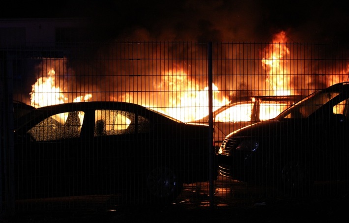 POL-MI: Autos fangen Feuer