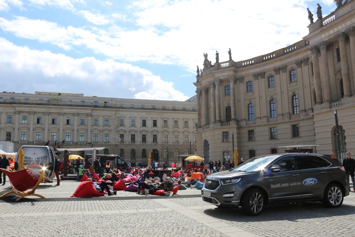 Ford unterstützt "Stadtlesen" mit zwei Ford Edge (FOTO)