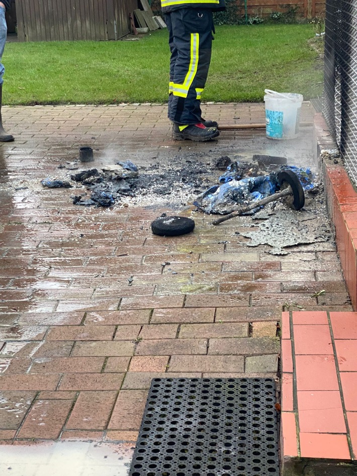 FFW Schiffdorf: Brennt Mülleimer an Haus - Schlimmeres konnte vor Eintreffen der Feuerwehr verhindert werden