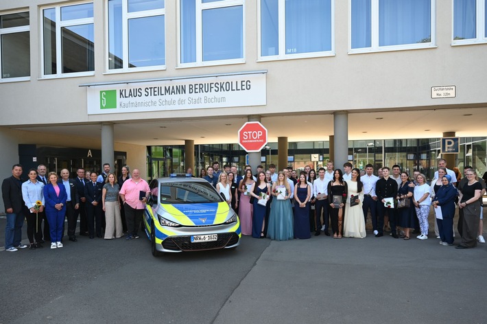 POL-HA: Erfolgreich bestanden: 22 Schülerinnen und Schüler absolvieren den Bildungsgang Fachoberschule Polizei (FOS) und erlangen ihr Fachabi