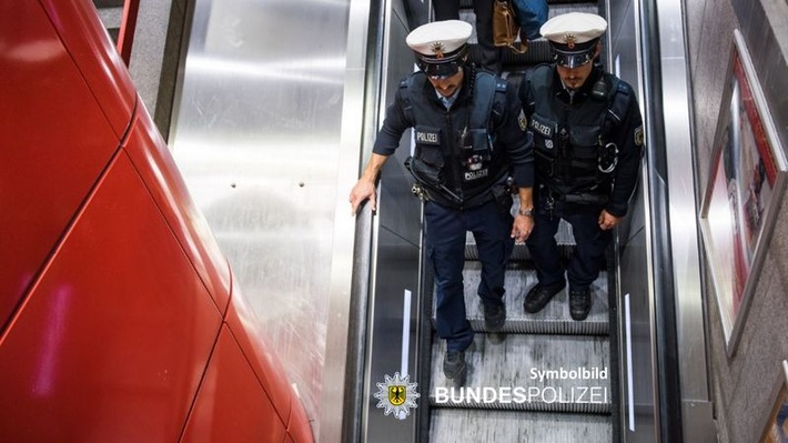 Bundespolizeidirektion München: Bundespolizisten ins Gesicht gespuckt
