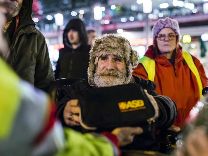 Kältehilfe: Arbeiter-Samariter-Bund verteilt Schlafsäcke und Hygieneartikel an obdachlose Menschen