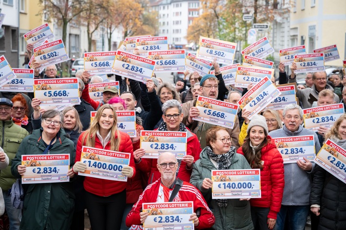 Zahlreiche Glückspilze in Düsseldorf jubeln über ihre Gewinner-Schecks. / Weiterer Text über ots und www.presseportal.de/nr/41583 / Die Verwendung dieses Bildes für redaktionelle Zwecke ist unter Beachtung aller mitgeteilten Nutzungsbedingungen zulässig und dann auch honorarfrei. Veröffentlichung ausschließlich mit Bildrechte-Hinweis.