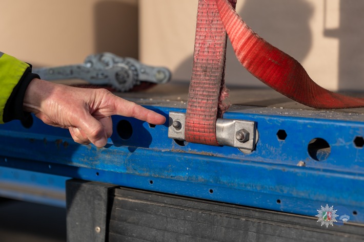 POL-WES: Wesel- Kooperationseinsatz der Polizei: Intensive Kontrollen im gewerblichen Personen- und Güterverkehr