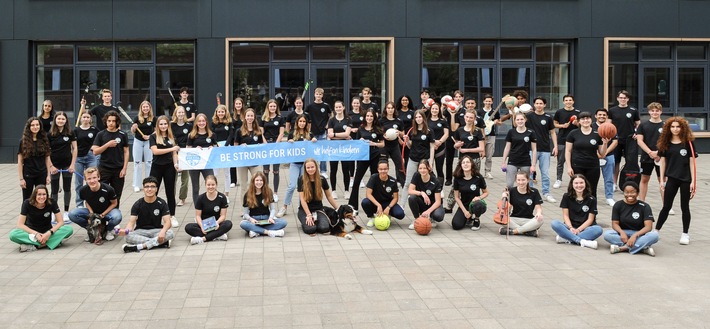 Partnerschaft: Be Strong For Kids-Ehrenamtler:innen trainieren kostenlos bei FitX