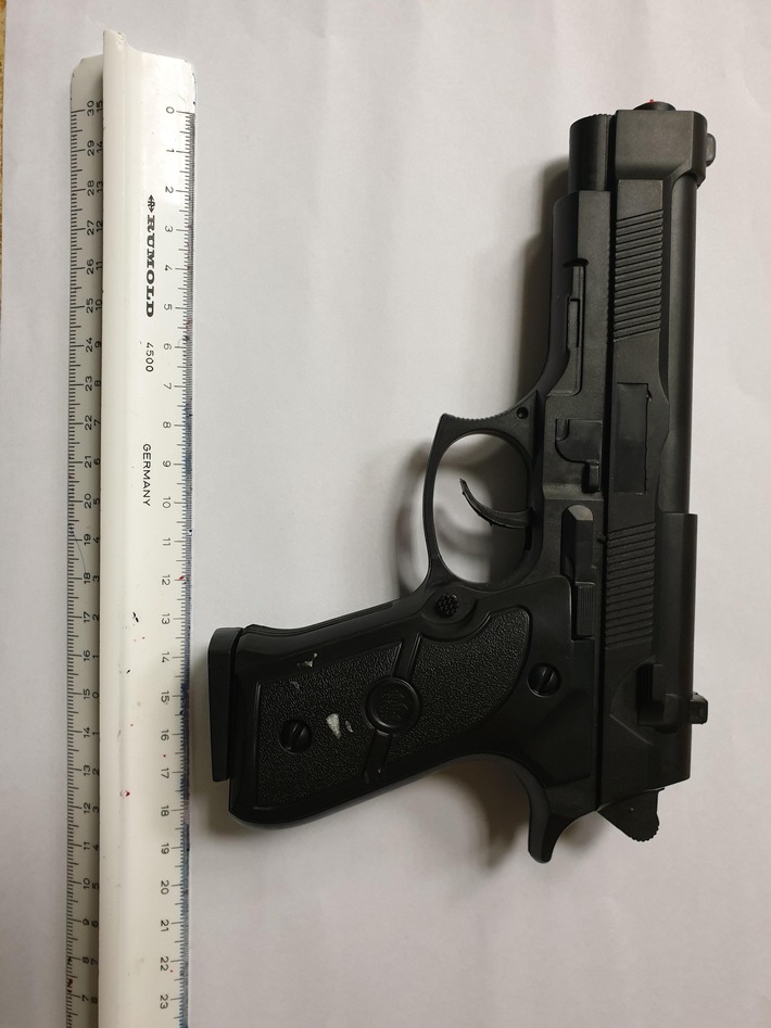 BPOL NRW: 16-Jähriger mit echt aussehender Pistole gestellt - Bundespolizei stellt Anscheinswaffe sicher